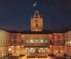 Scenografia per il Concerto del 2 Giugno nel cortile del Palazzo del Quirinale - Roma